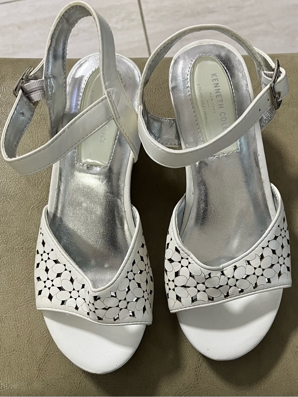 Kenneth Cole White Floral Cutout Ankle-Strap Sandals girls size 2